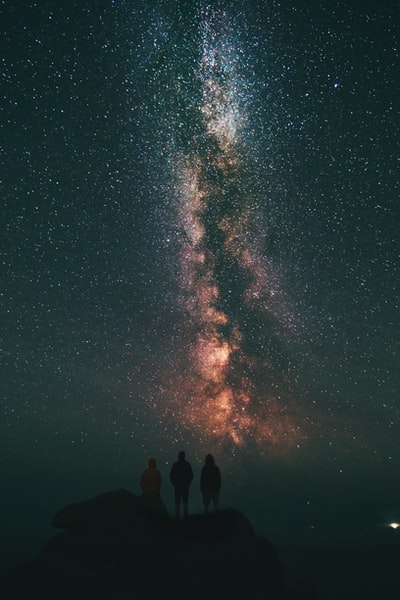 三个人看星星和银河